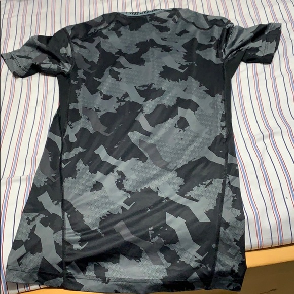 Compression shirts size medium - Picture 5 of 5